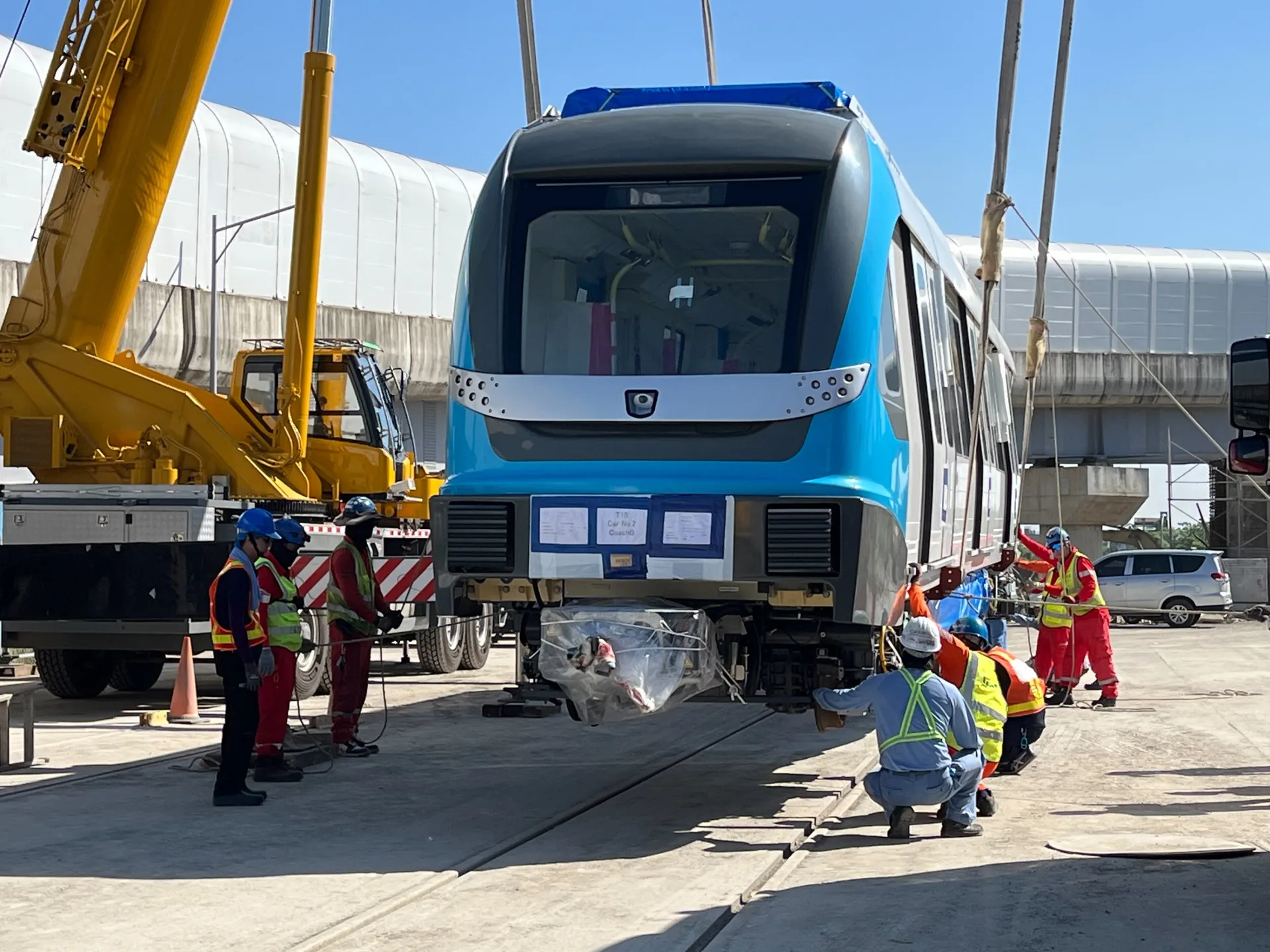 工程人員對三鶯線列車接收檢查。