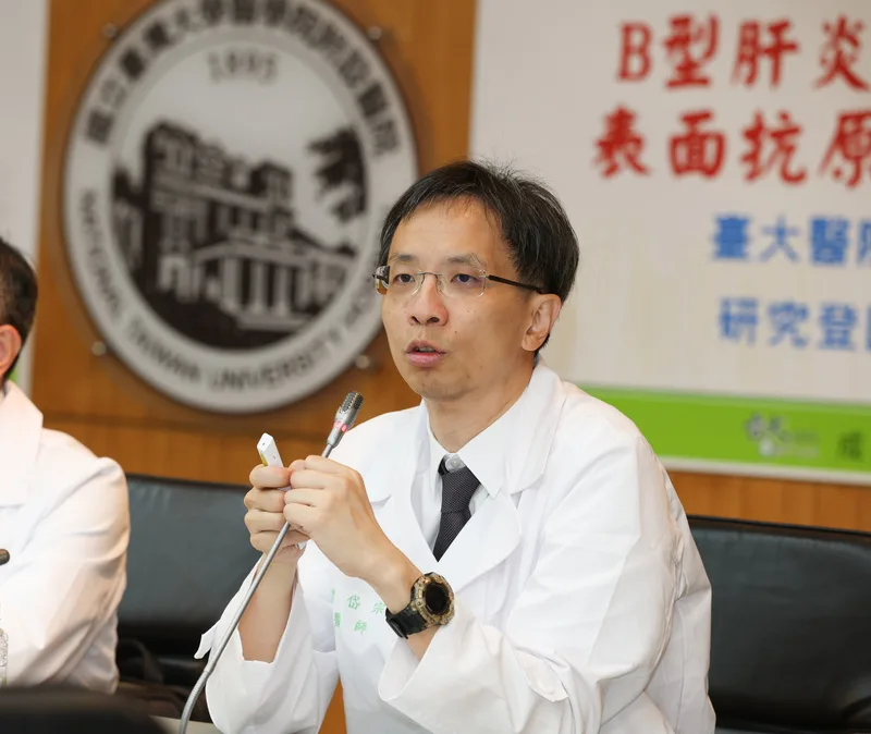 台大醫院與中央研究院團隊近期連續於國際頂尖醫學期刊發表兩項重要研究，19日在台大醫院舉行記者會，台大醫師曾岱宗（圖）說明研究成果。中央社