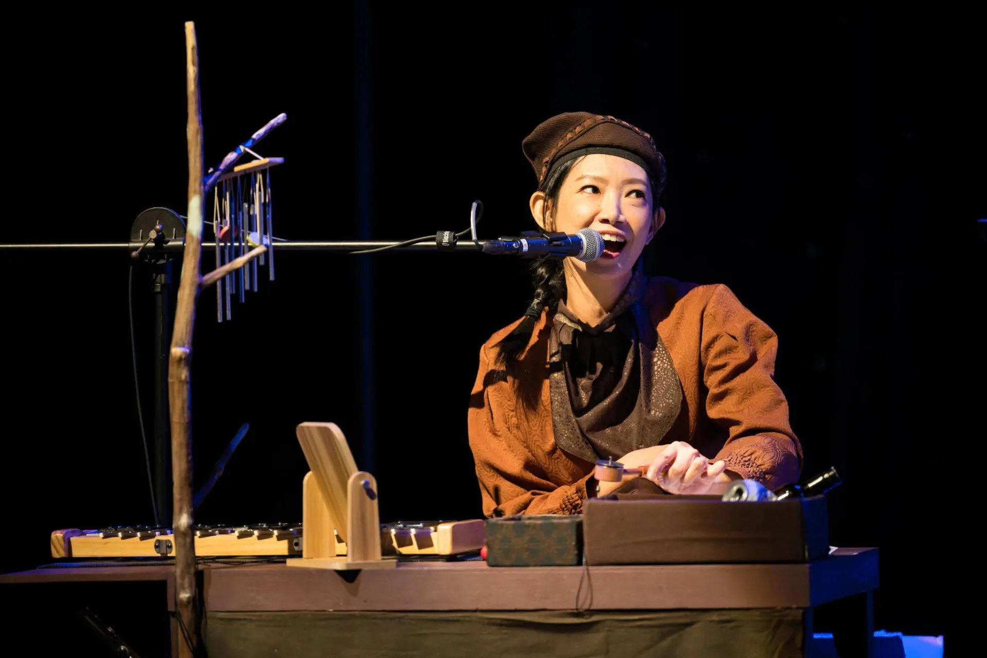 劇中靈魂角色「說書人」由金鐘影后吳奕蓉擔綱,以溫柔親切的聲線,將王爾德的經典故事巧妙融合客語,使語言成為劇場敘事的橋梁。台北市客家文化基金會提供