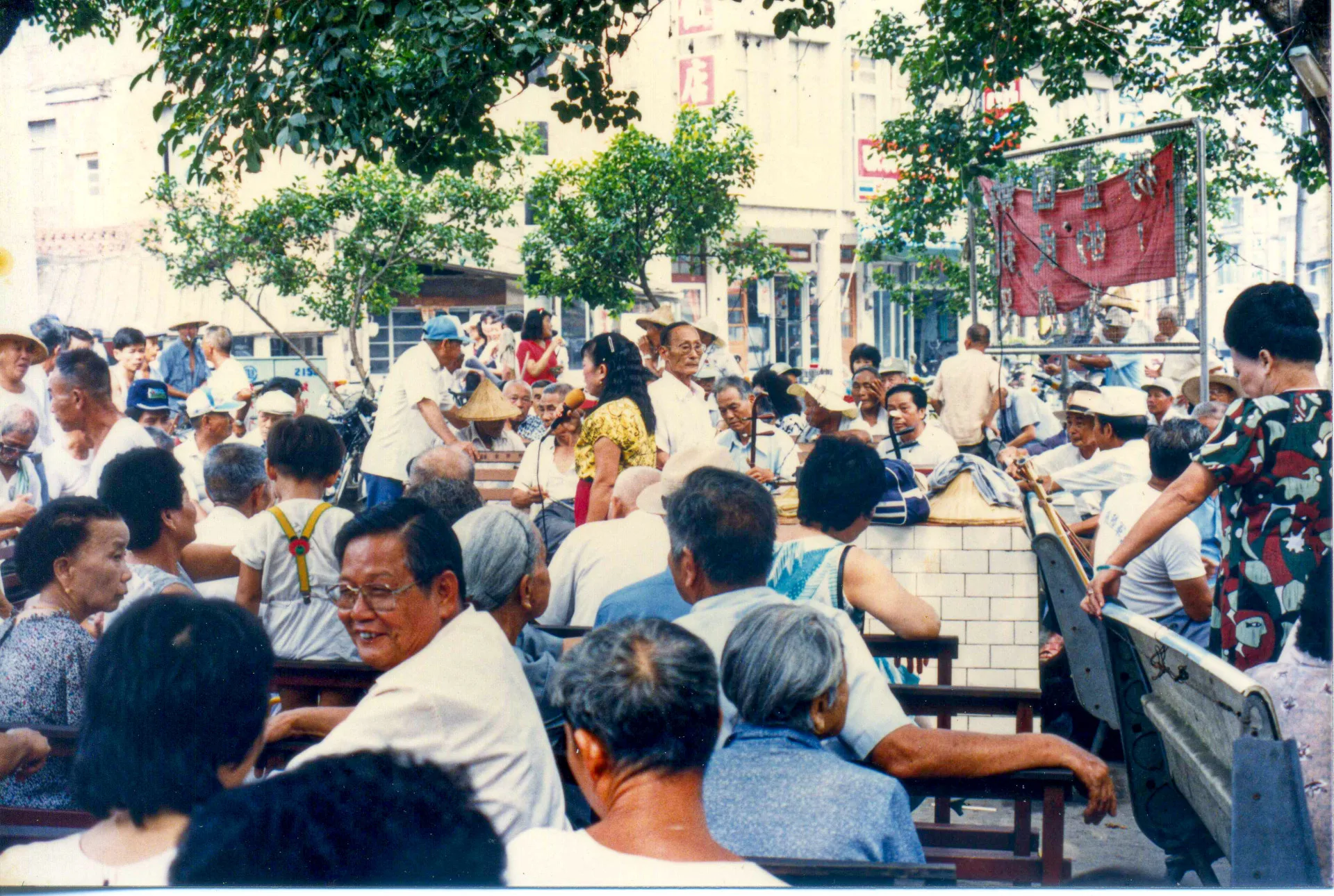 1988年頭份下公園唱山歌聽山歌的盛況。楊國鑫攝