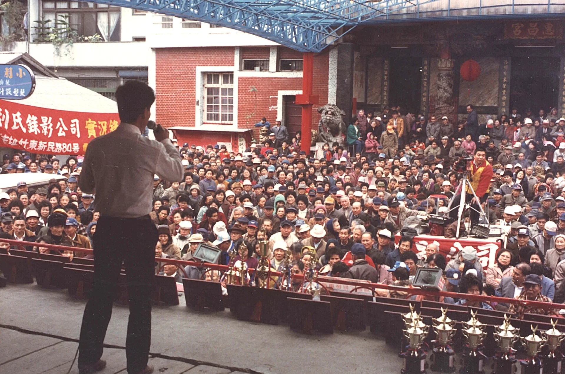 1988年竹東天穿日的山歌比賽會場。當年在竹東的許多茶室還可以看到酒家女唱山歌。楊國鑫攝