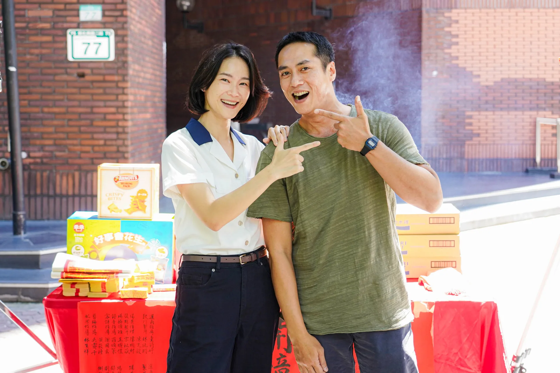 鍾瑶在劇中飾演工地主任，而莊凱勛飾演工地頭頭。客家電視台提供