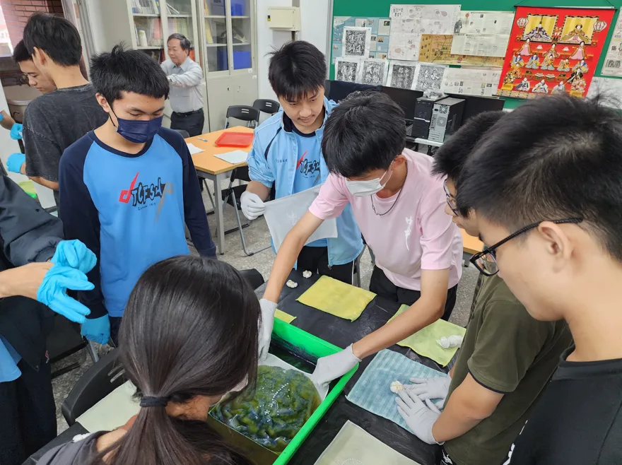 台中一中學生實作體驗藍染工藝，認識傳統客家之美。客委會提供