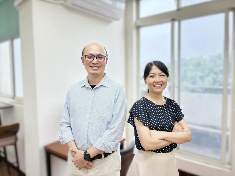 陽明交大外文系教授盧郁安（右）與台大語言所副教授邱振豪（左）研究發現，中文的「ㄣ」與「ㄥ」正逐漸發生合併現象。陽明交大提供