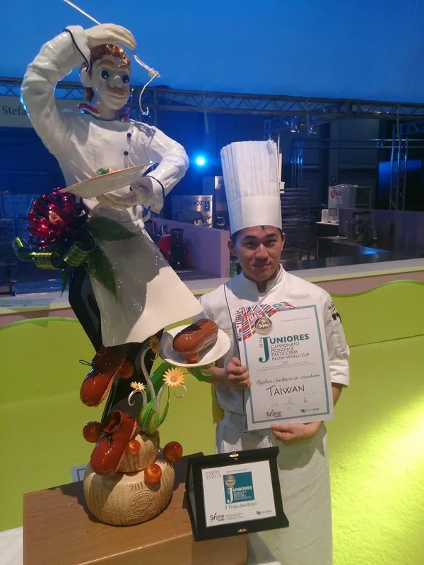 甜點師顏志全從小熱愛烘焙,在就讀大學階段就曾榮獲義大利大賽拉糖冠軍。技專招生總辦提供