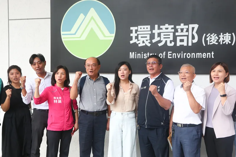 環境部20日舉行環境影響評估審查委員會，審查高鐵延伸宜蘭計畫環境影響評估報告，宜蘭縣前副縣長黃適超（左4）率在地民代及地方人士到場表達支持。中央社