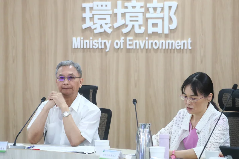 環境部20日舉行環境影響評估審查委員會審查高鐵延伸宜蘭計畫環境影響評估報告書，次長葉俊宏（左）主持。中央社