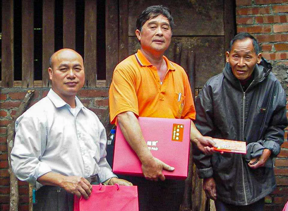 北埔鄉親探視彭榮壽替他送衣,送吃食的物資,讓他感動,大家助他住進退輔會安養中心,沒隔幾年他卻過世了。陳權欣攝