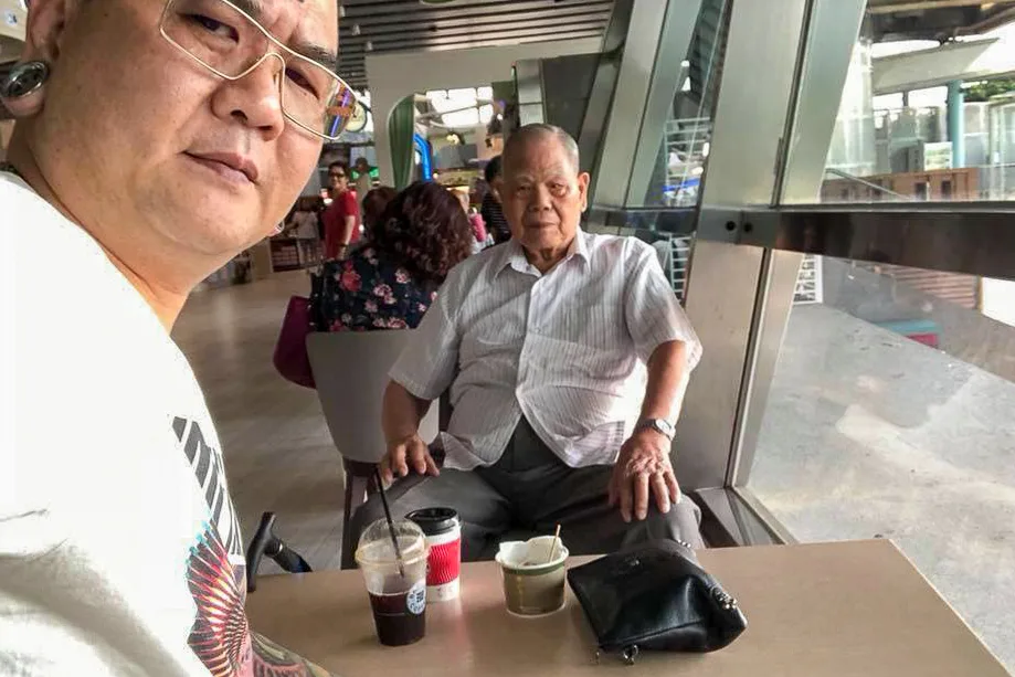 全國知名紋身師陳世勇侍父至孝,常帶著老父出遊。陳木連老先生前幾年過世,享壽九十歲。陳世勇提供