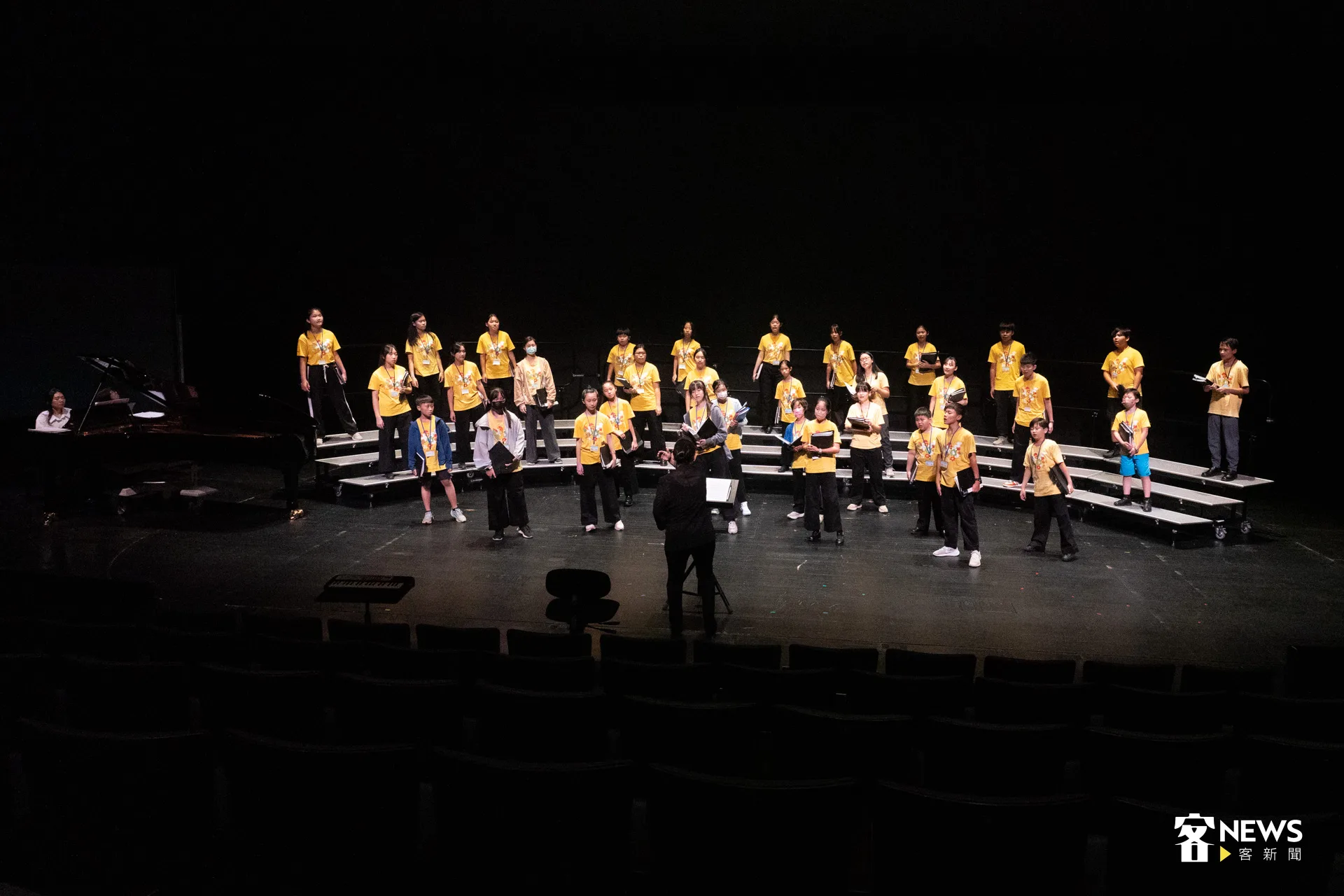 音樂會以「揹巾」為象徵，命名為《揹帶个愛》，呼應客家女性揹負嬰孩的生活情景，延伸至文化的承載與代代傳遞的情感。洪藝晅攝