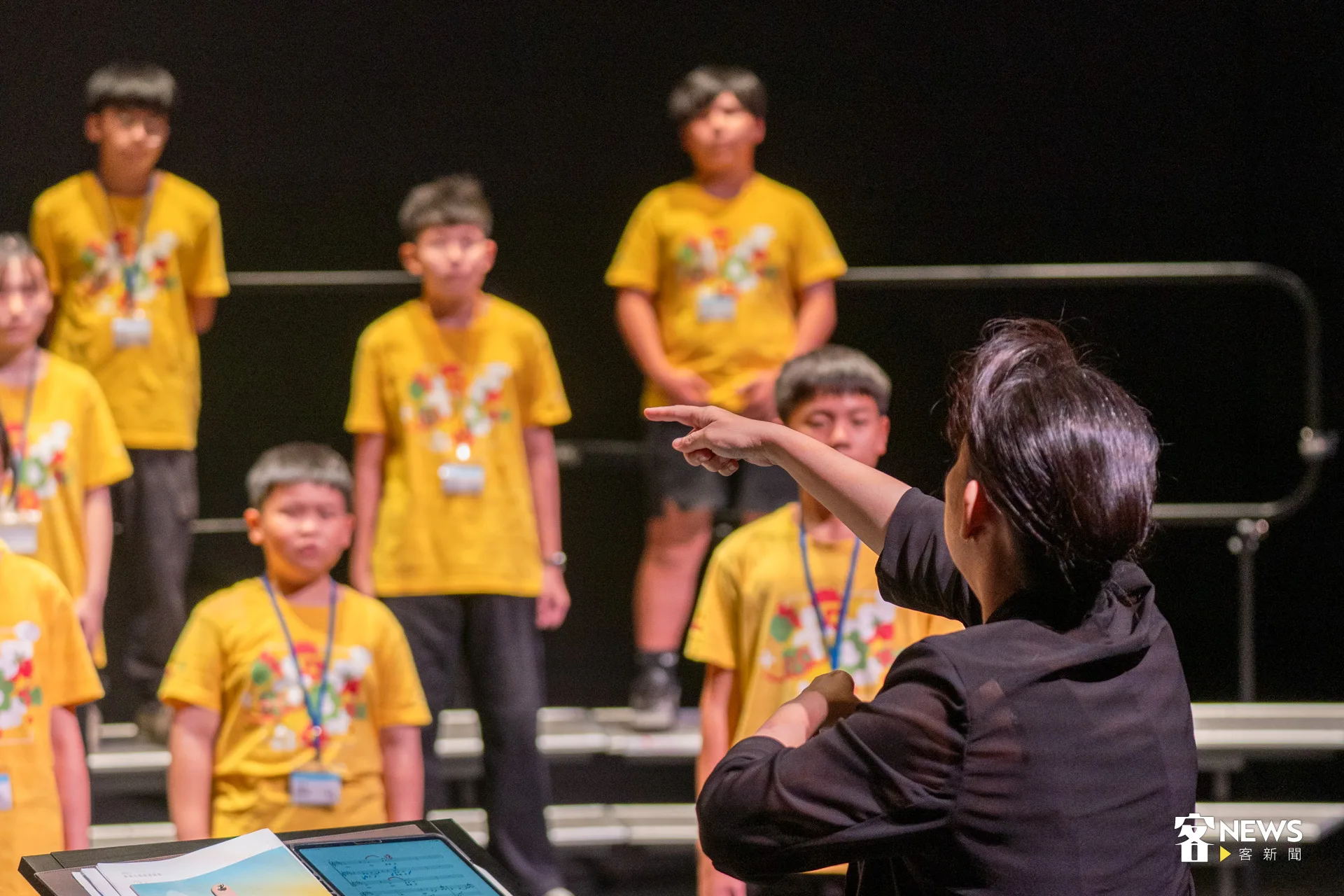 指揮彭孟賢一邊細調音部層次，俯身傾聽他們的聲音。洪藝晅攝