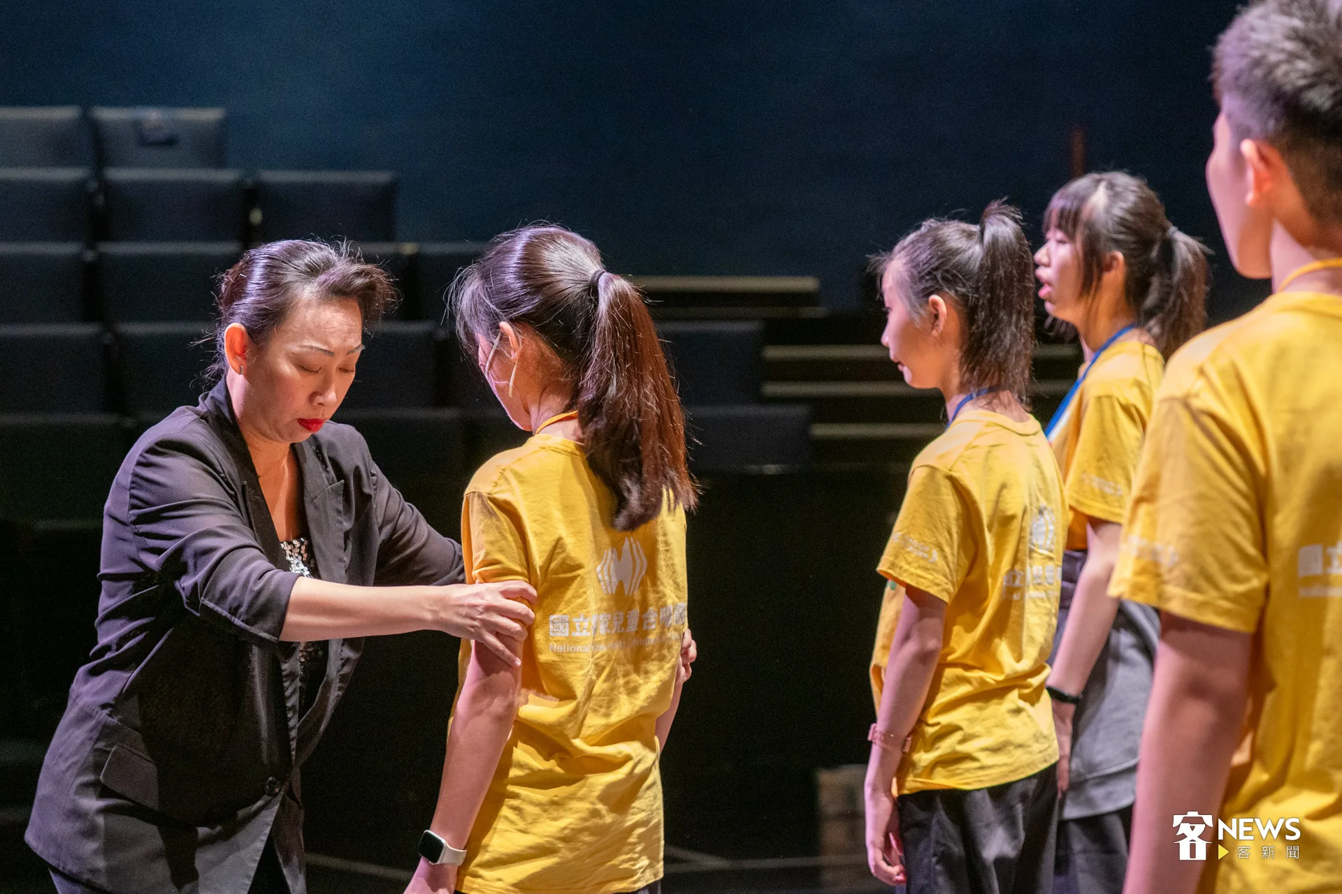 指揮彭孟賢一邊細調音部層次，一邊走進團員身邊，俯身傾聽他們的聲音，隨即調度站位，讓合唱更平衡。洪藝晅攝