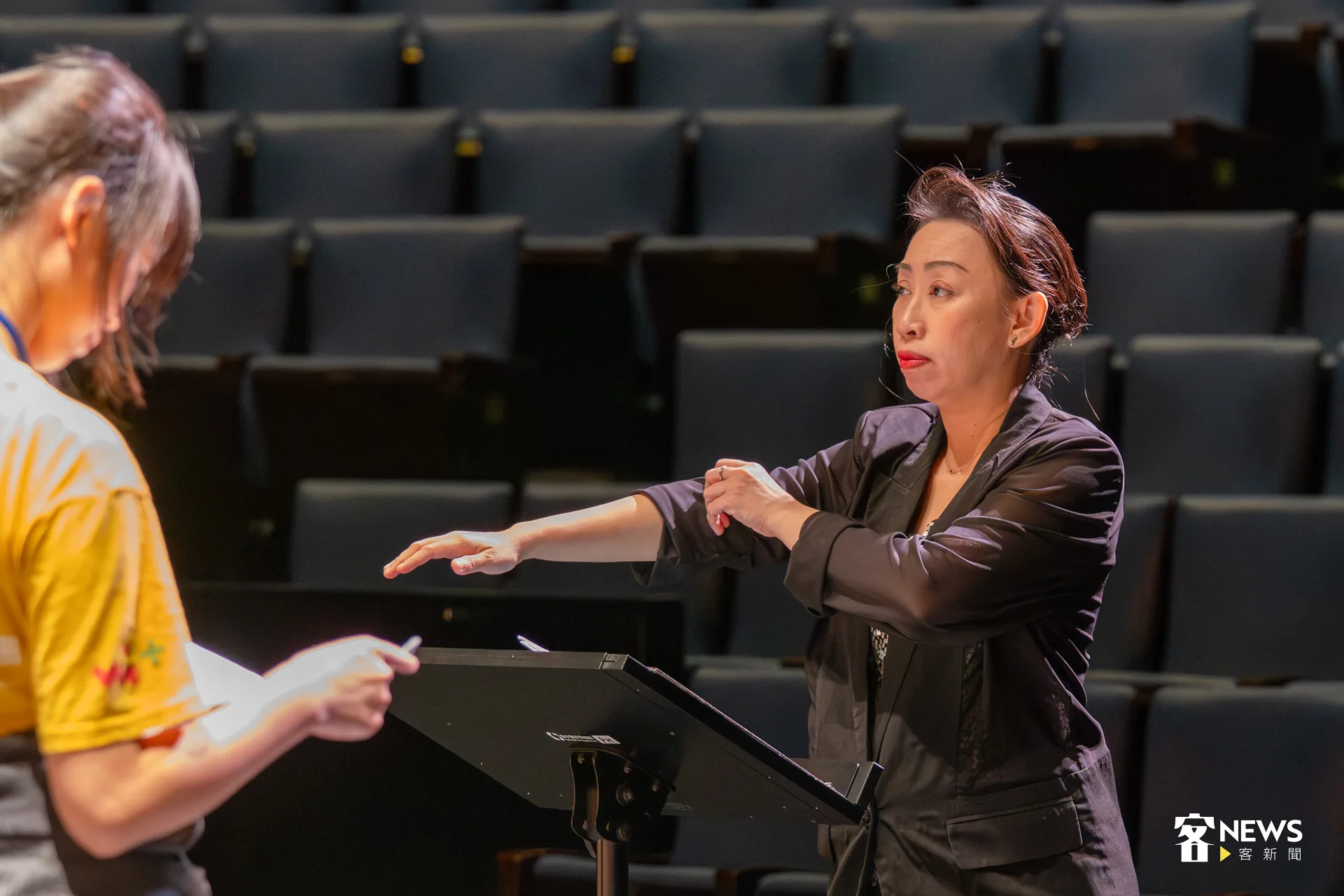 團長、製作人暨指揮的彭孟賢在演出前彩排。洪藝晅攝