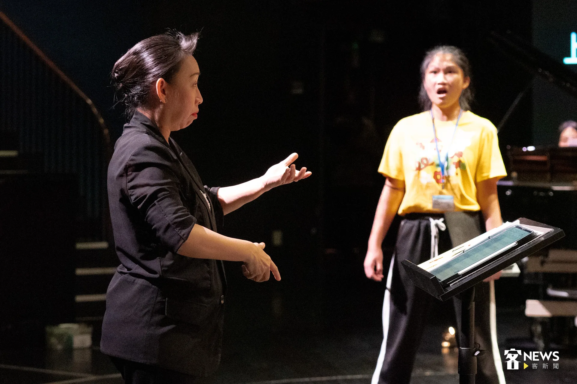 指揮彭孟賢細調音部層次，適時地調度站位，讓合唱更平衡。洪藝晅攝