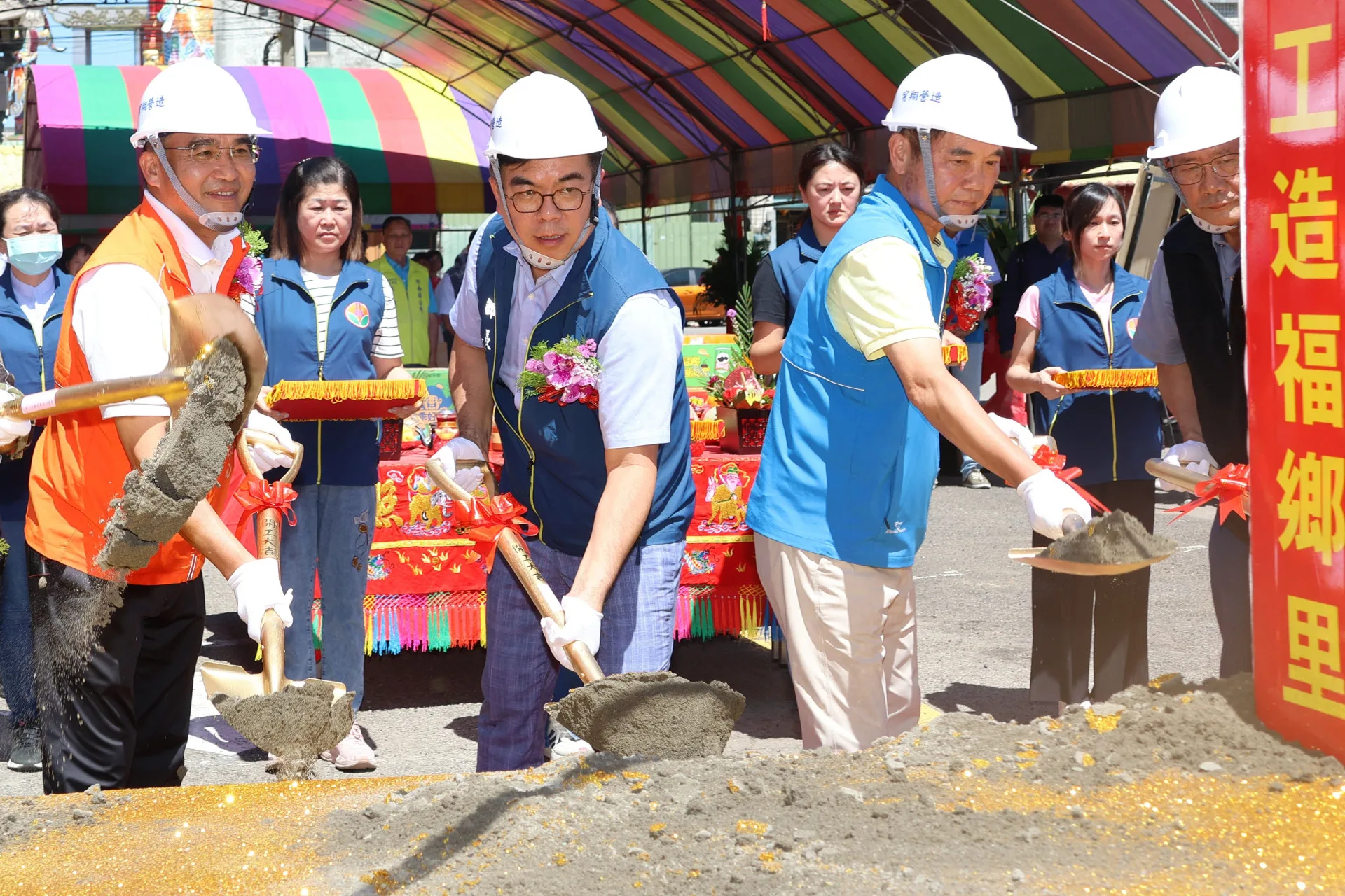 環境部長彭啟明(左)與苗栗縣長鍾東錦(右)一起持鏟動工。