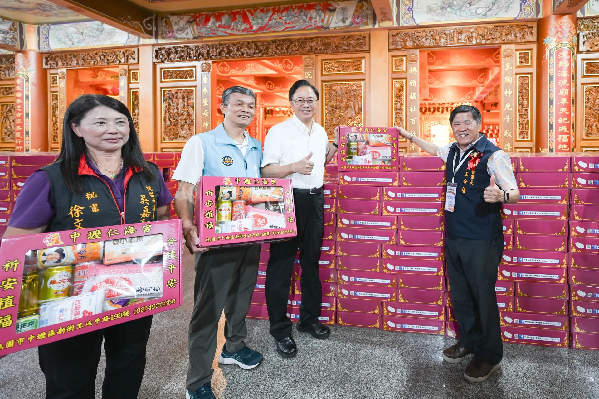 桃園市共有19間宮廟及1家慈善基金會響應善舉，將普渡物資分送至桃園76處食享冰箱據點，幫助更多弱勢家庭。桃園市政府新聞處提供