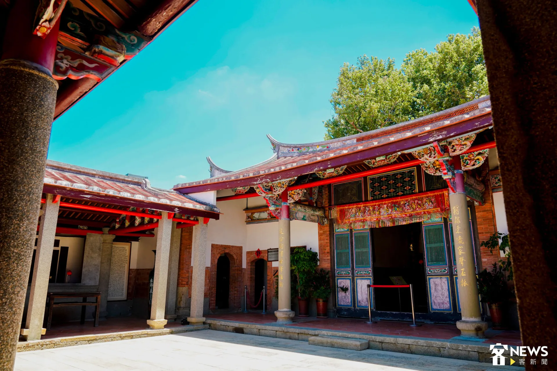 踏進二進三合院形式的范姜祖堂，置身在古早客家風情的建築中。朱愷元攝