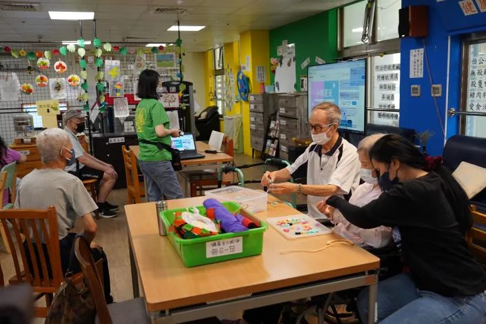 放寬聘請外籍看護家庭之被照顧者可使用日間照顧及家庭托顧服務等社區式照顧服務。竹縣府提供