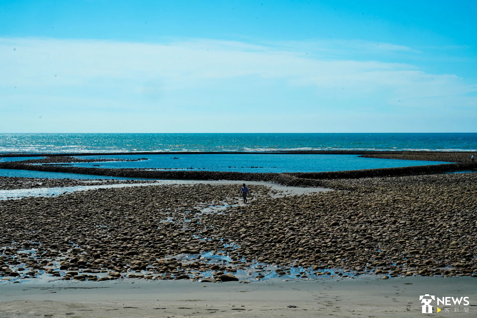 退潮時分，古早捕魚裝置石滬在晴空下一覽無遺。朱愷元攝