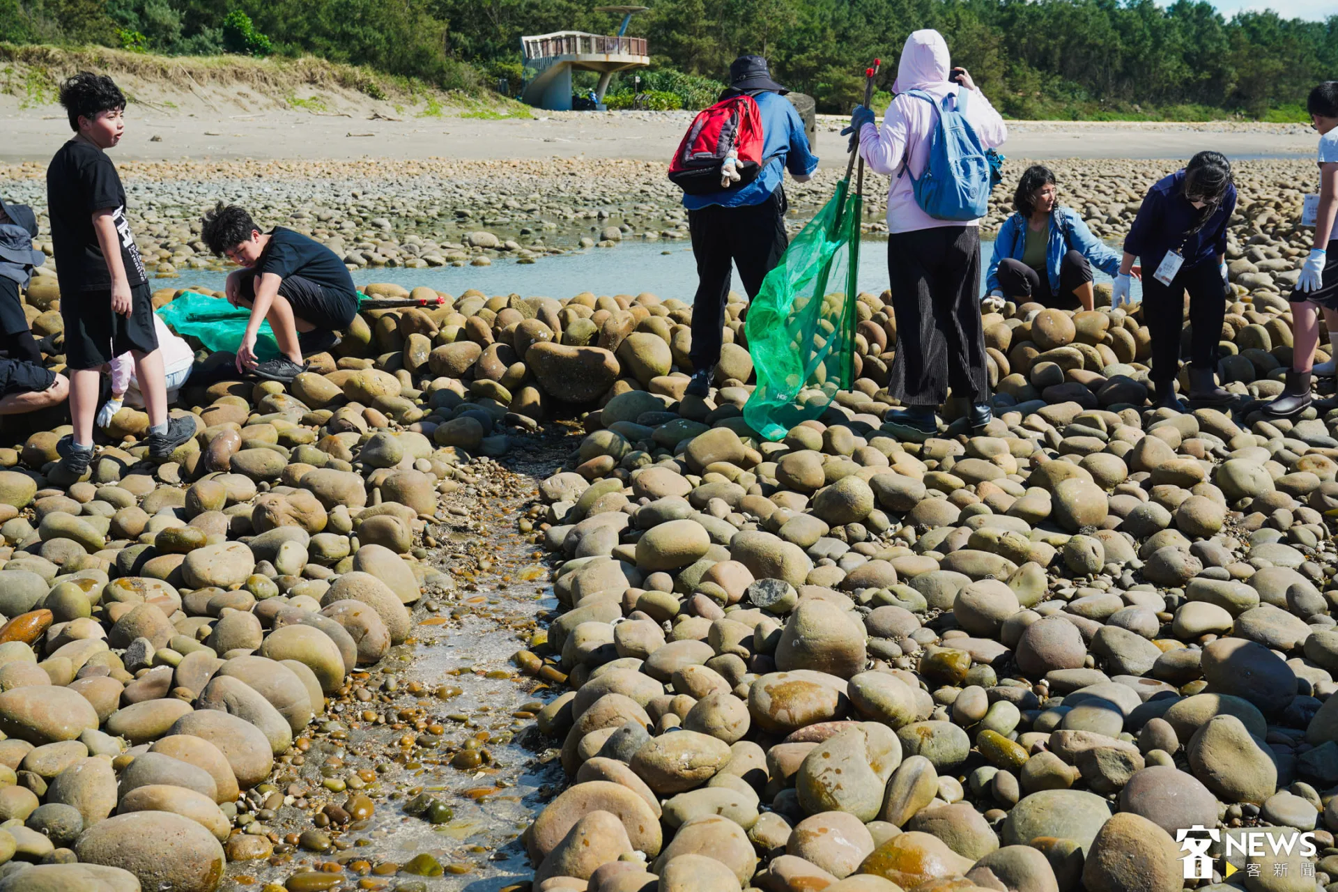 退潮後，透過排水道降低石滬內水位，留住魚群。朱愷元攝