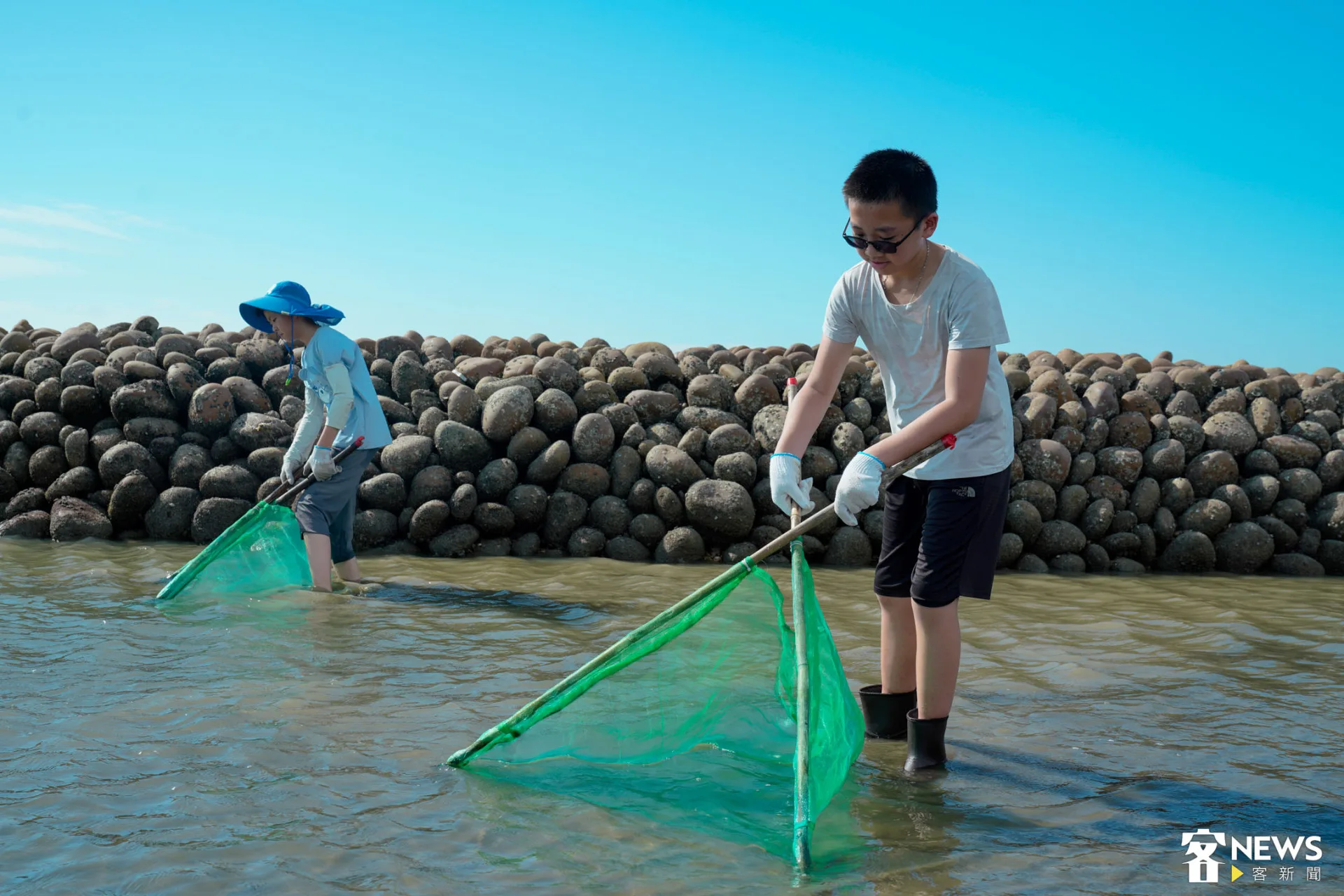 遊客體驗用古早工具捕魚。朱愷元攝