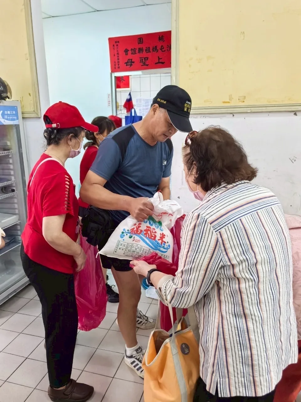 除了各宮廟的愛心，也有里長的努力，讓物資能即時送達需要的民眾手中。桃園市政府民政局提供