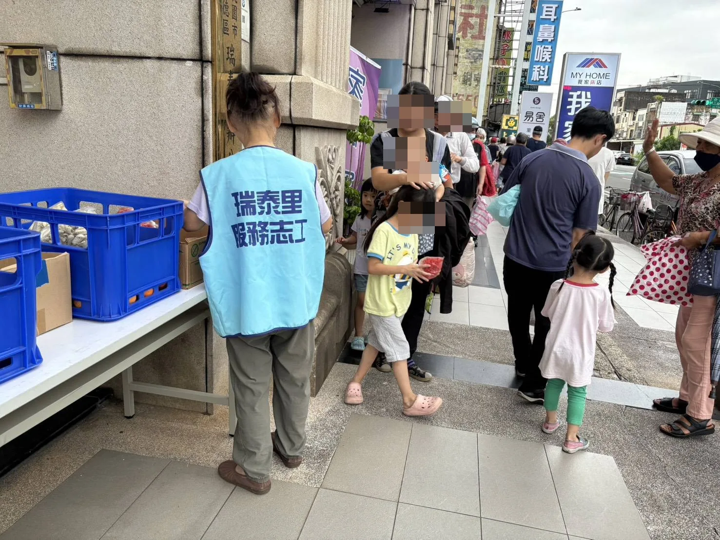 桃園「食享冰箱」計畫，至今（2025）年7月底，已於全市設置76處據點，累計分享逾10萬公斤食物，受惠人次超過15萬人次。桃園市政府民政局提供
