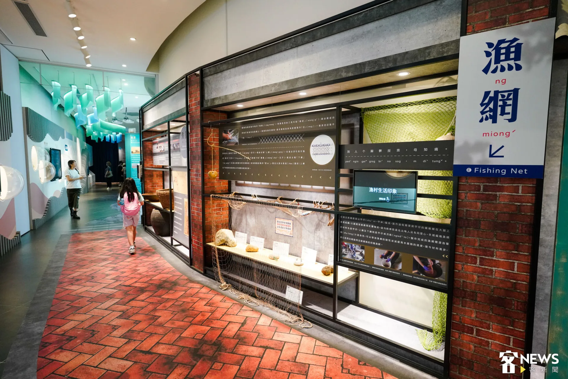 展覽說明牽罟工具的製作。朱愷元攝