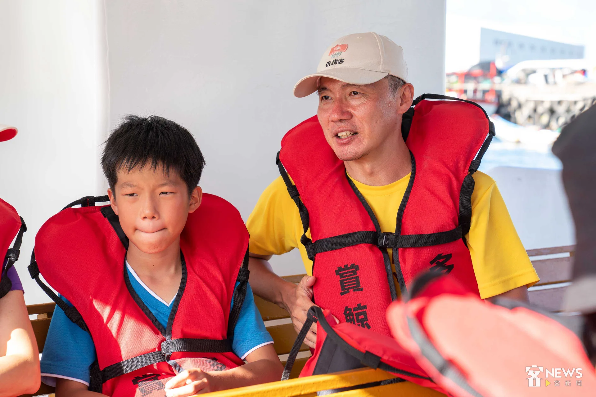 長期推廣母語的江瑋平（右）帶著兒子一起來報名客語導覽航班。李台源攝