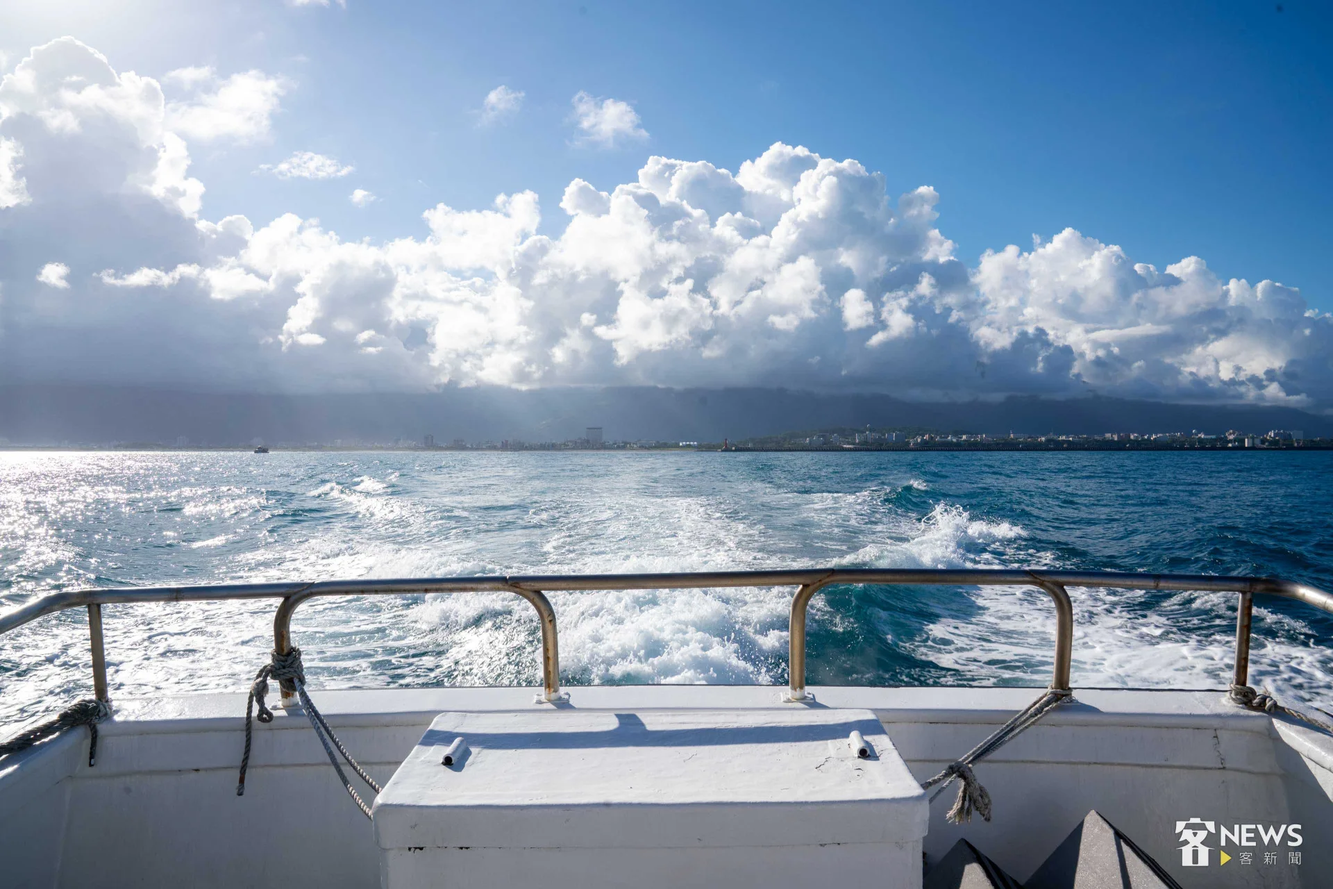 波光粼粼的水面讓人想起17世紀西班牙人駕船駛過花蓮海岸的讚嘆之語「Turumoan」。李台源攝