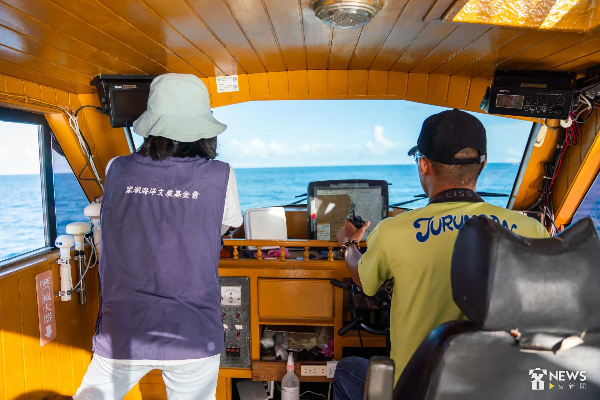 何姿樂與船長緊盯海面，觀察四週是否有鯨豚的蹤跡。李台源攝