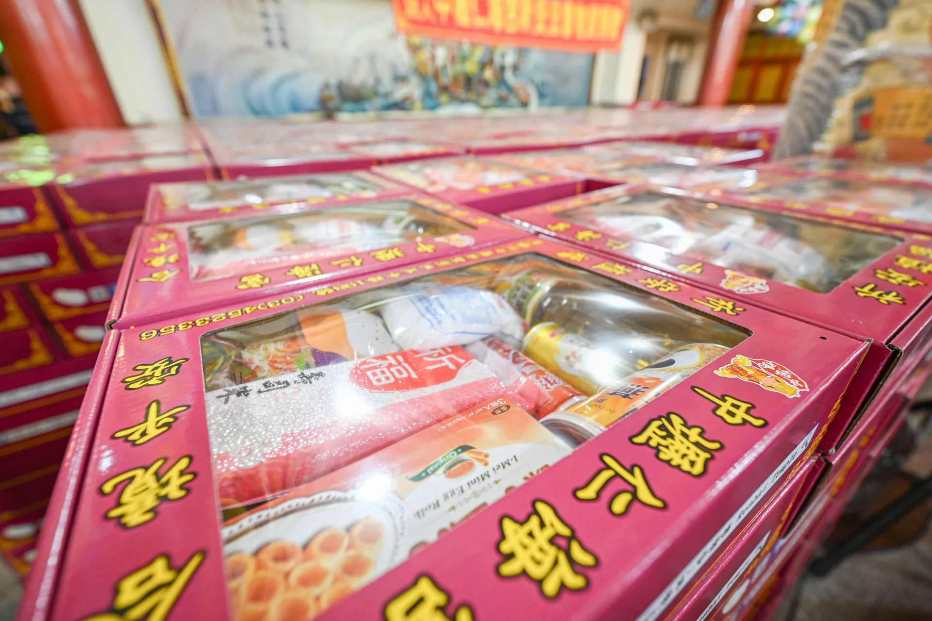 本次捐贈活動共有19間宮廟及1家慈善基金會響應，合計捐出逾1萬2500公斤白米、2680包麵食及多項民生物資。桃園市政府新聞處提供