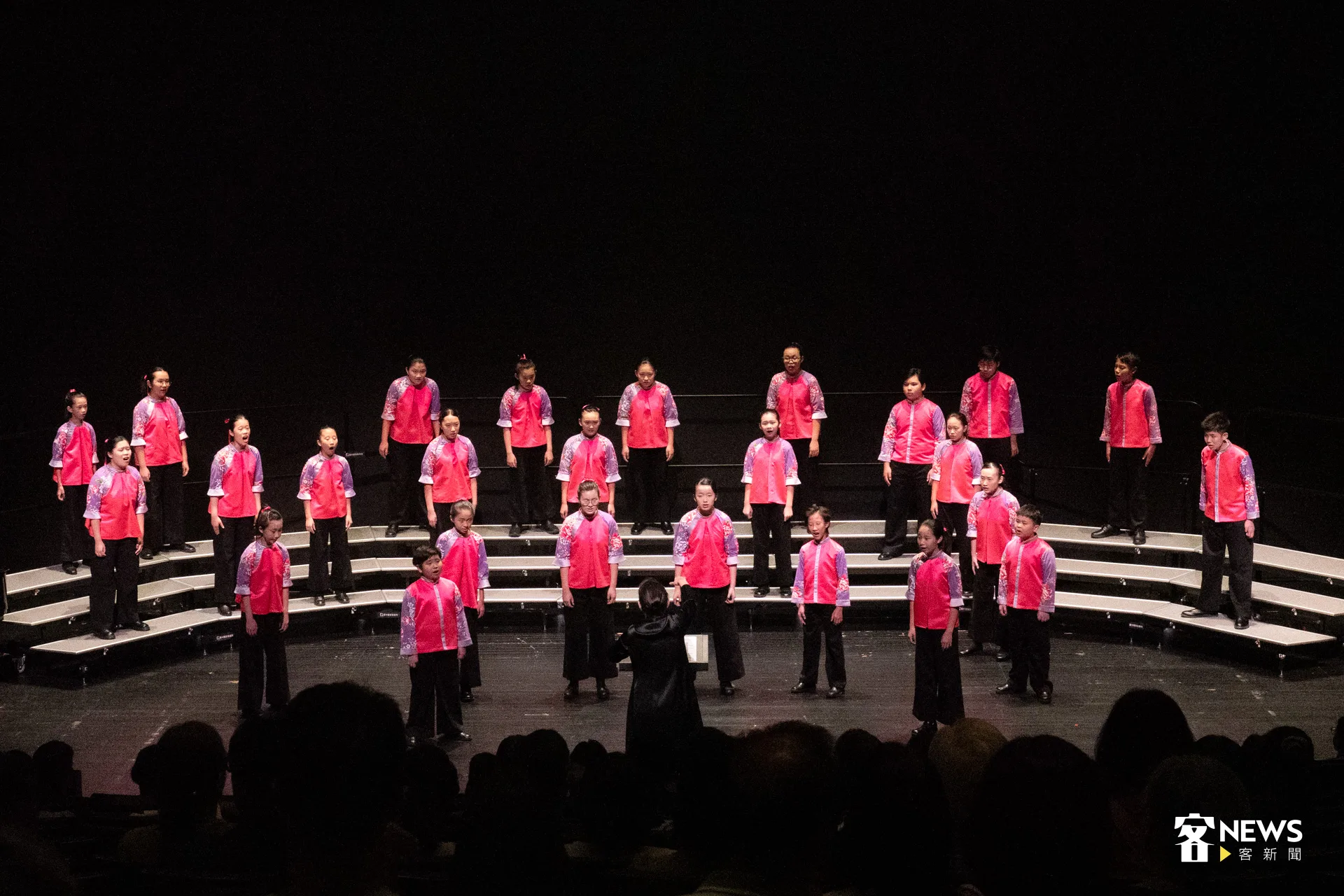 踏上台中國家歌劇院舞台，國立客家兒童合唱團（國客兒）20日迎來年度專場音樂會《揹帶个愛》首場。洪藝晅攝