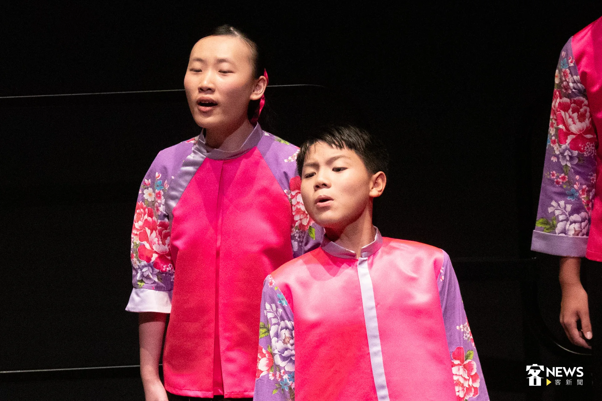 《揹帶个愛》演出曲目涵蓋客家小調、山歌，到多國語言的世界合唱曲，更帶來〈揹帶〉、〈靚靚个中港溪〉兩首世界首演的客家新曲。洪藝晅攝