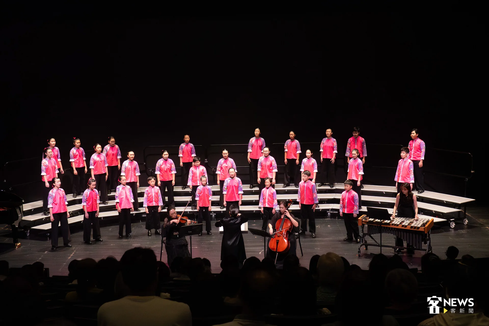 踏上台中國家歌劇院舞台，國立客家兒童合唱團（國客兒）20日迎來年度專場音樂會《揹帶个愛》首場。洪藝晅攝