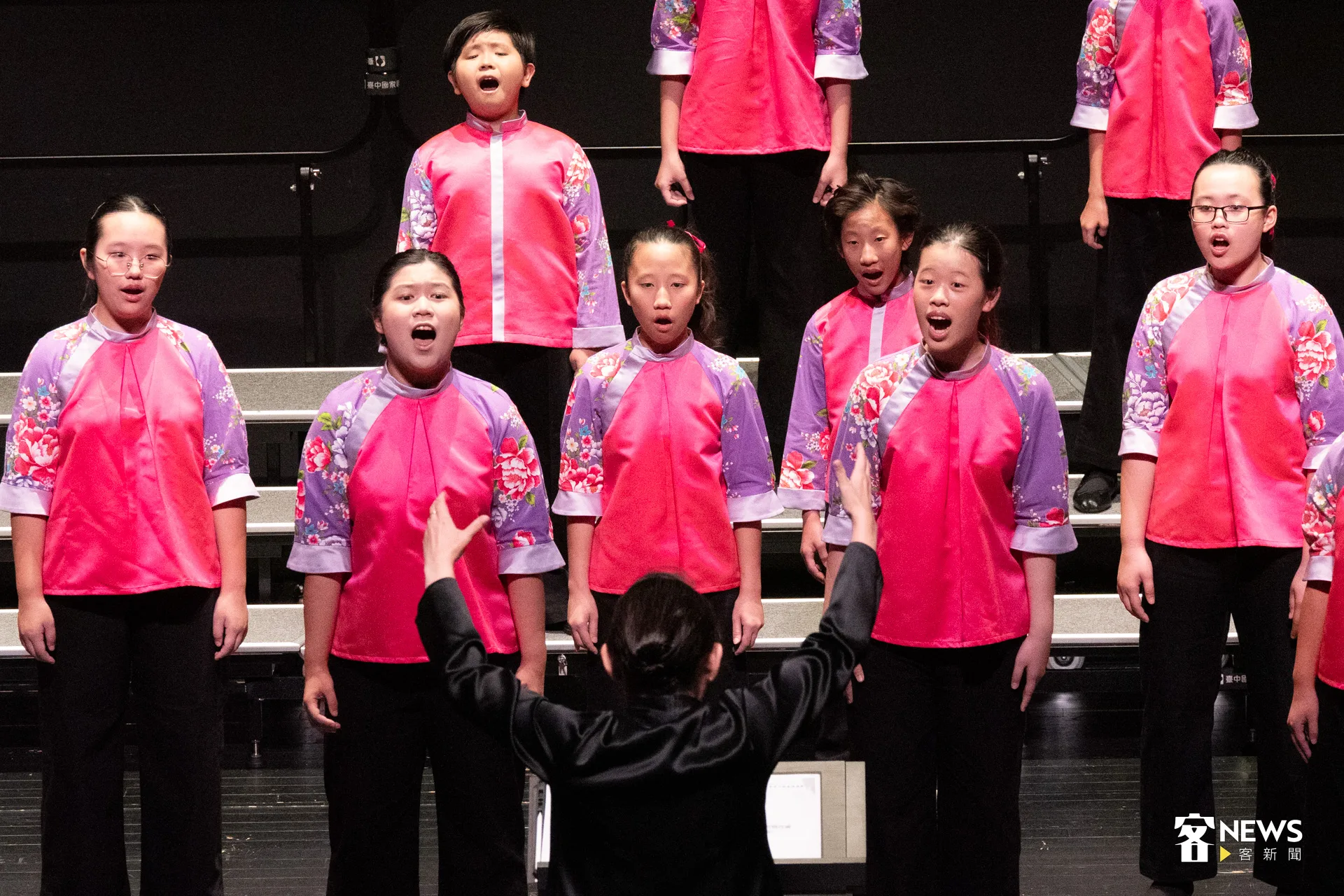 《揹帶个愛》演出曲目涵蓋客家小調、山歌，到多國語言的世界合唱曲，更帶來〈揹帶〉、〈靚靚个中港溪〉兩首世界首演的客家新曲。洪藝晅攝