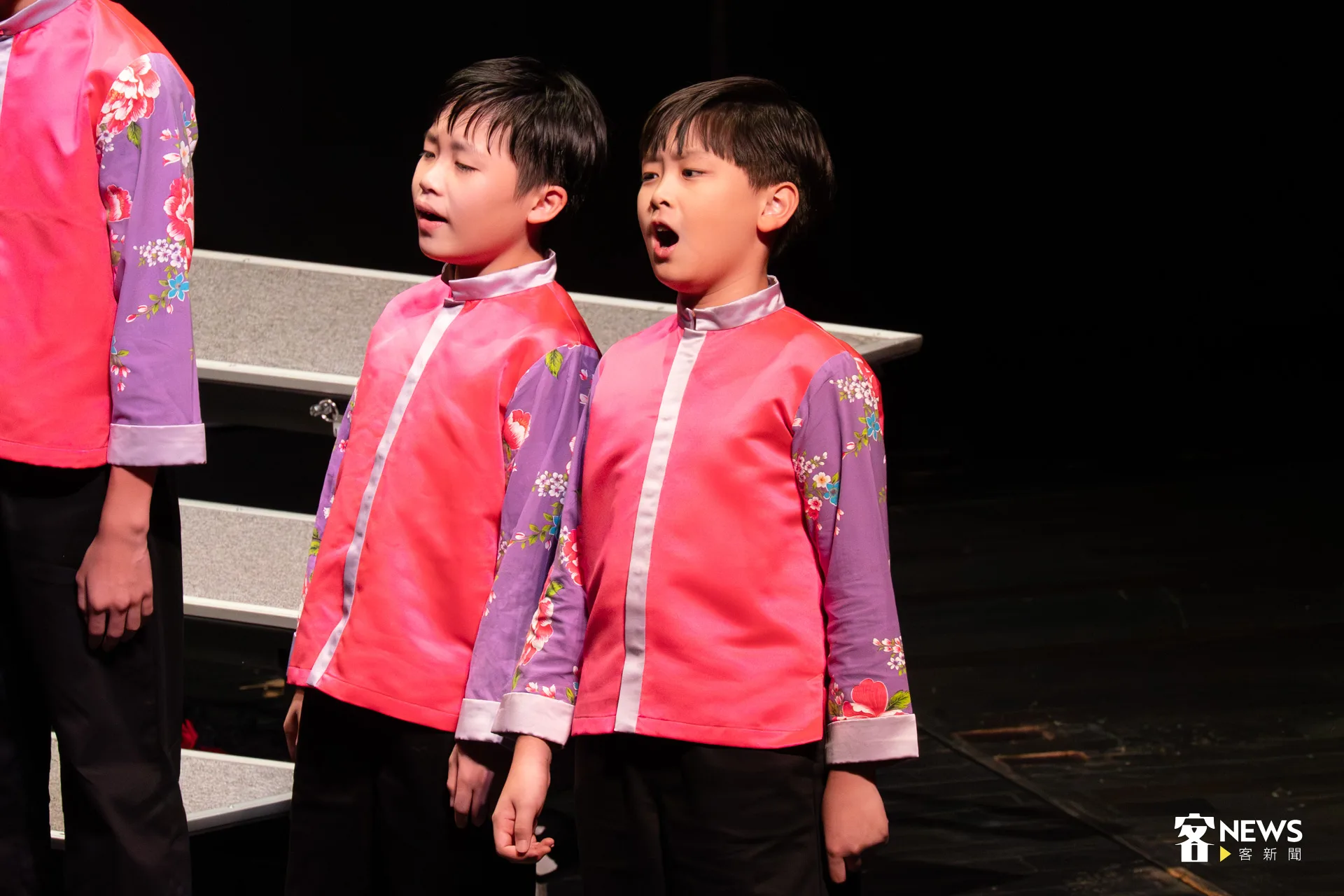 本次音樂會以「揹巾」為象徵，命名為《揹帶个愛》，呼應客家女性揹負嬰孩的生活情景，延伸至文化的承載與代代傳遞的情感。洪藝晅攝