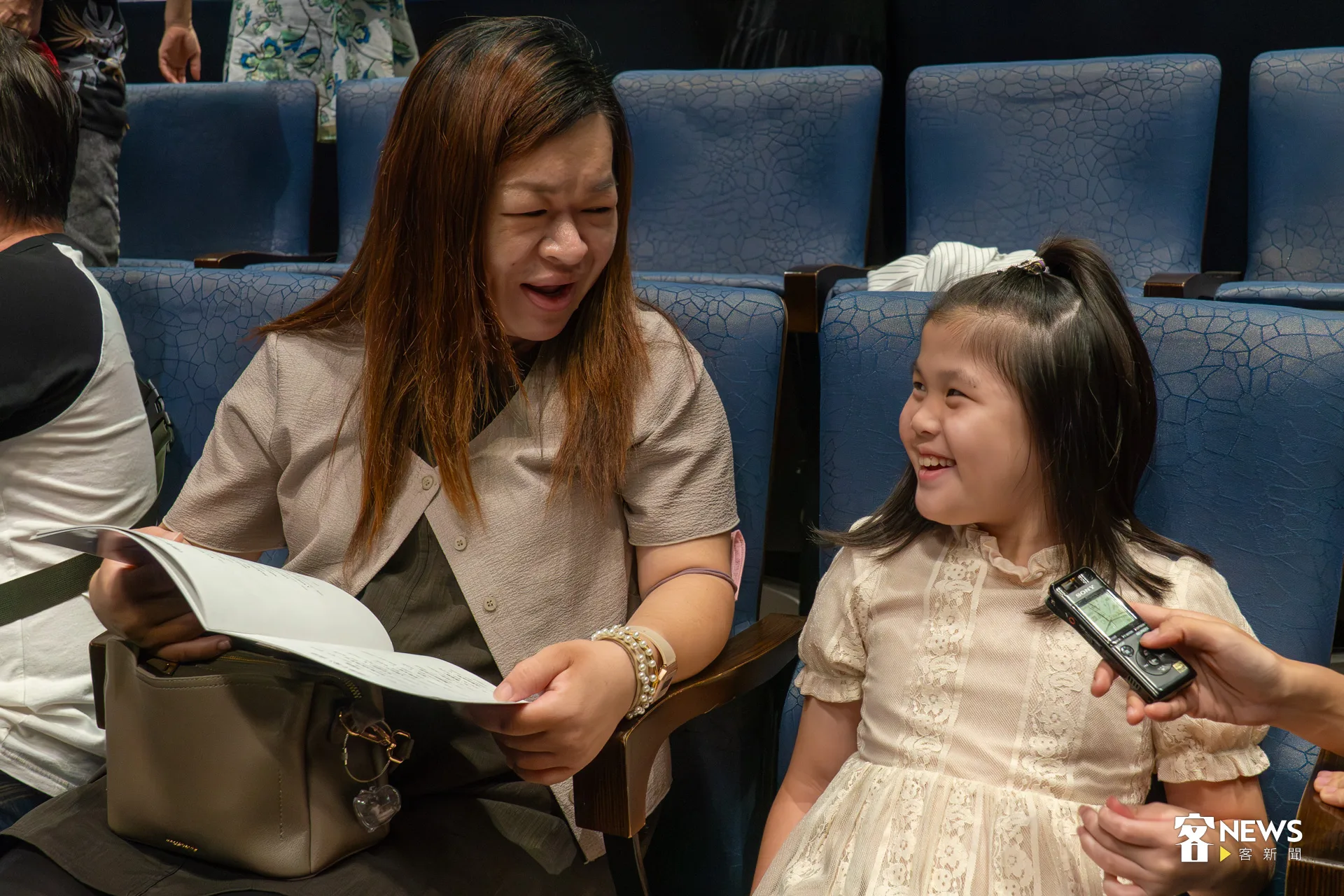 房律媽媽笑說，妹妹「很羨慕、很羨慕」，希望有一天也能像哥哥一樣站上舞台。洪藝晅攝
