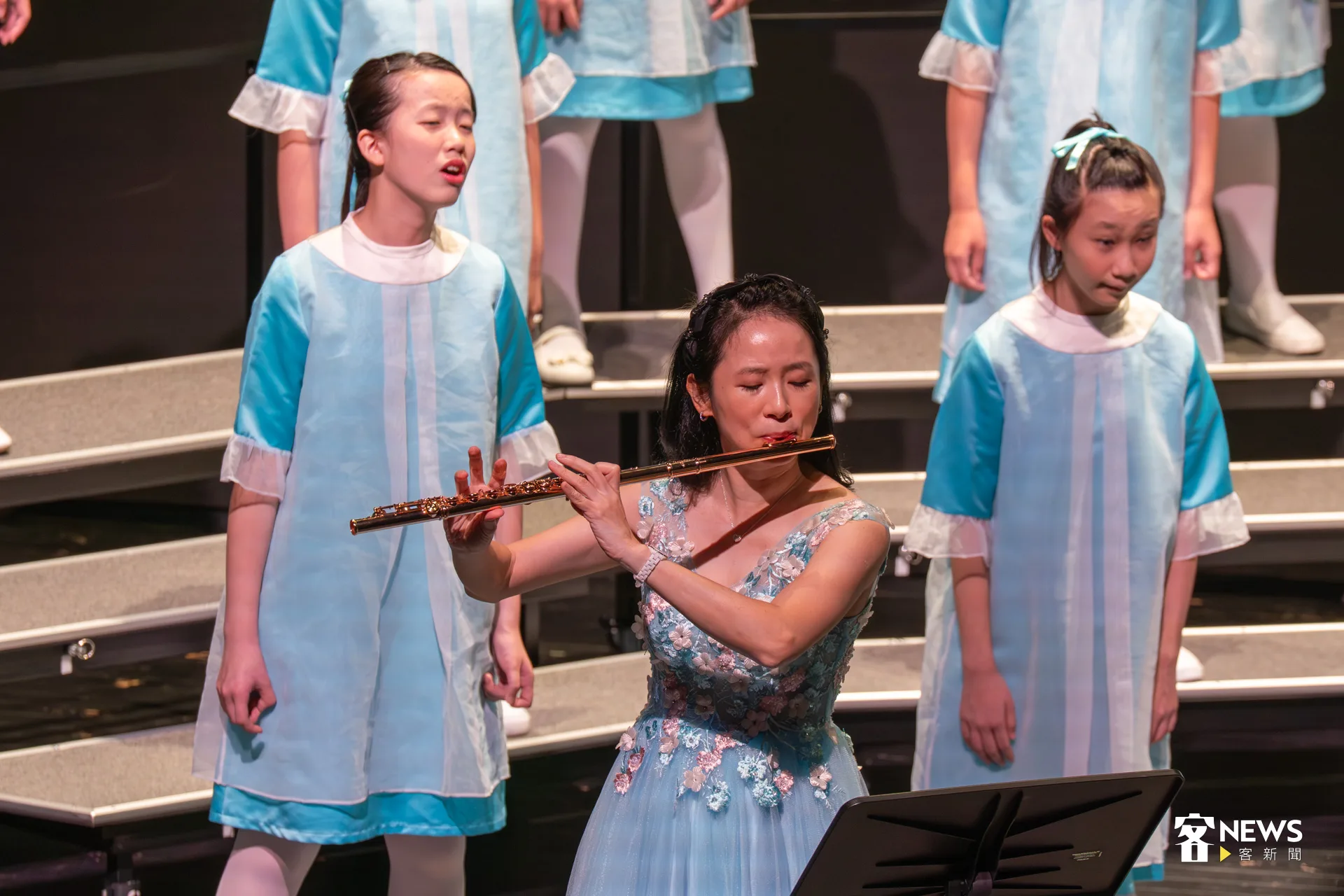 《揹帶个愛》演出曲目涵蓋客家小調、山歌，到多國語言的世界合唱曲，更帶來〈揹帶〉、〈靚靚个中港溪〉兩首世界首演的客家新曲。洪藝晅攝