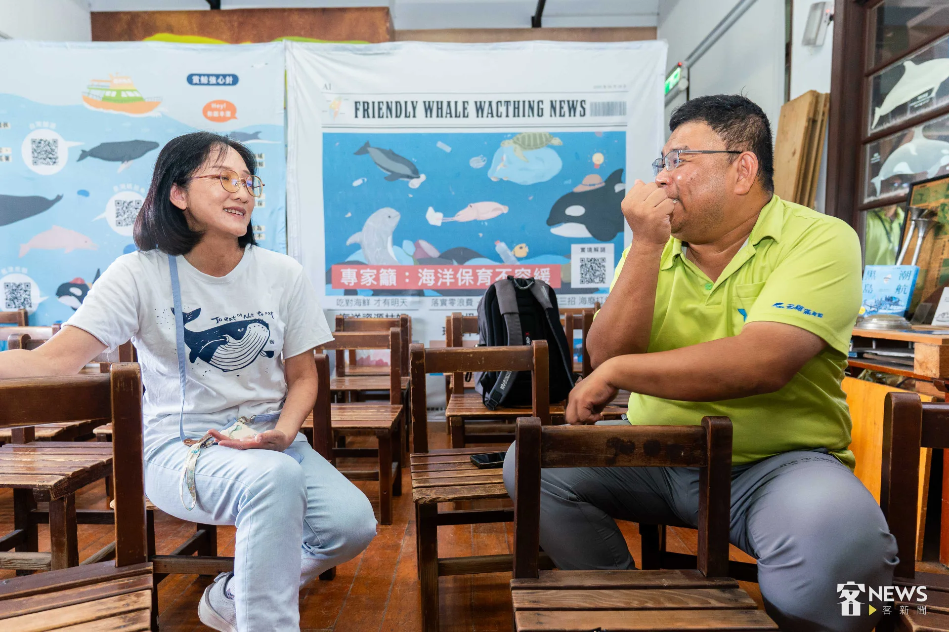 呂世明（右）在訪談中突發奇想「我們出一個客語的鯨豚圖鑑如何？」他望向身旁的何姿樂（左）說道。李台源攝