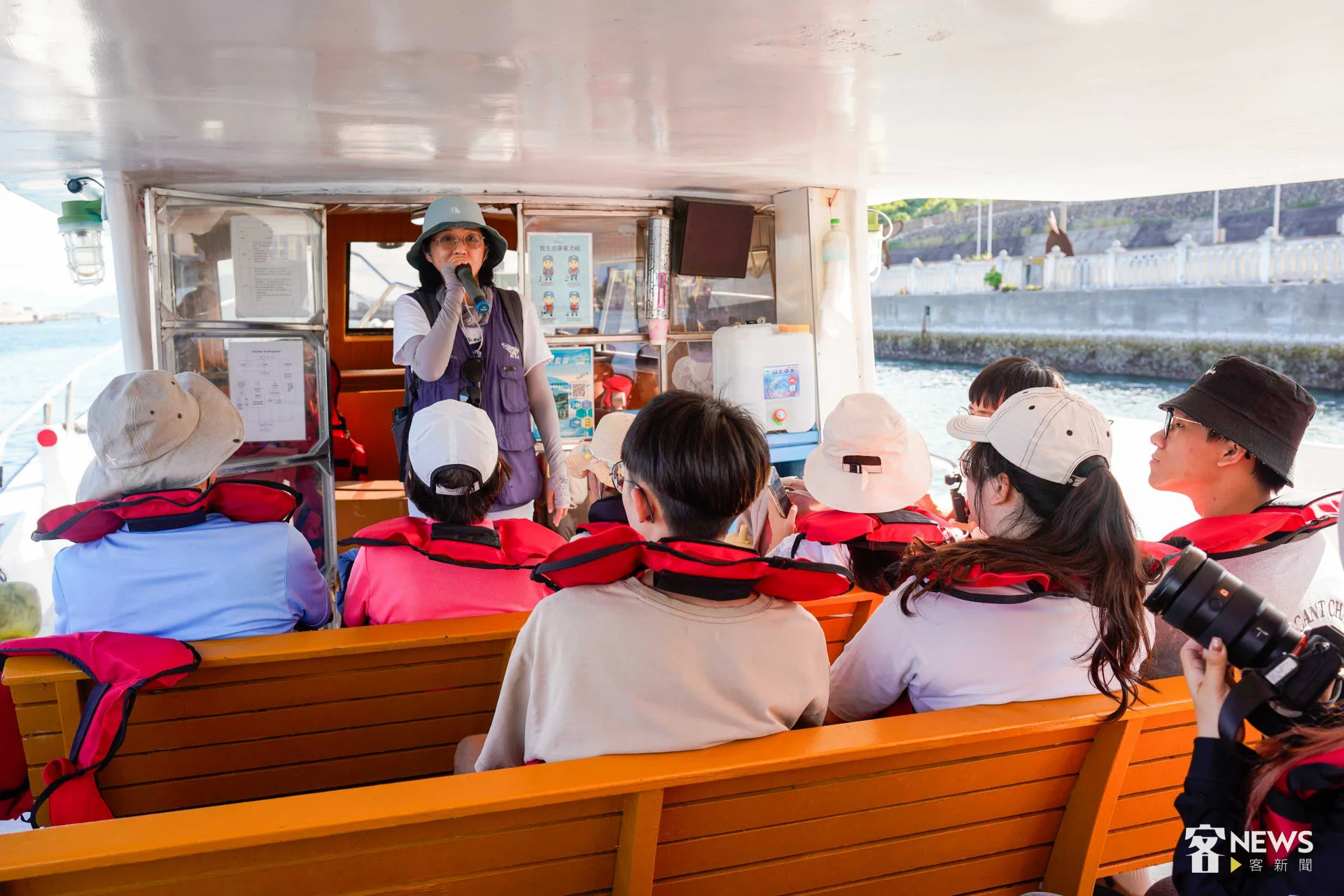 8月16日的客語導覽航班，有人因為抽到客家幣而來，有人是好奇導覽員如何用客語介紹海洋生物。李台源攝
