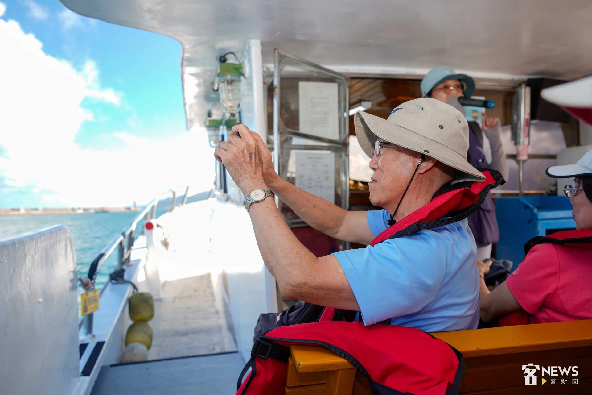 旅客拿起手機紀錄海洋美景。李台源攝