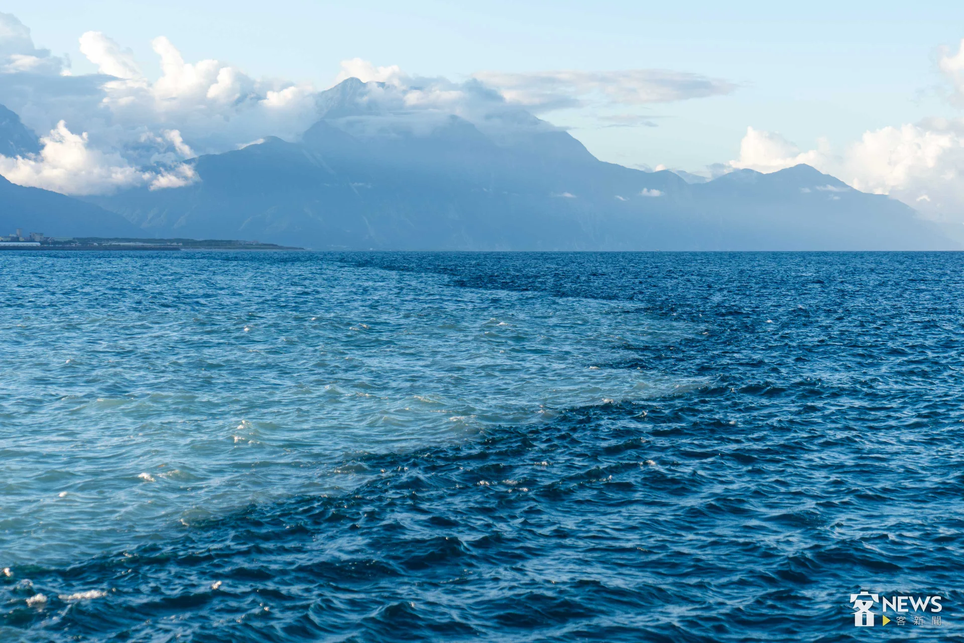 17 世紀時，西班牙人駕船駛過花蓮海岸，不禁發出讚嘆「Turumoan！」圖為太平洋的黑潮以及不同鹽度、溫度與方向水文在花蓮外海形成的潮界線，是浮游生物匯聚之地。李台源攝