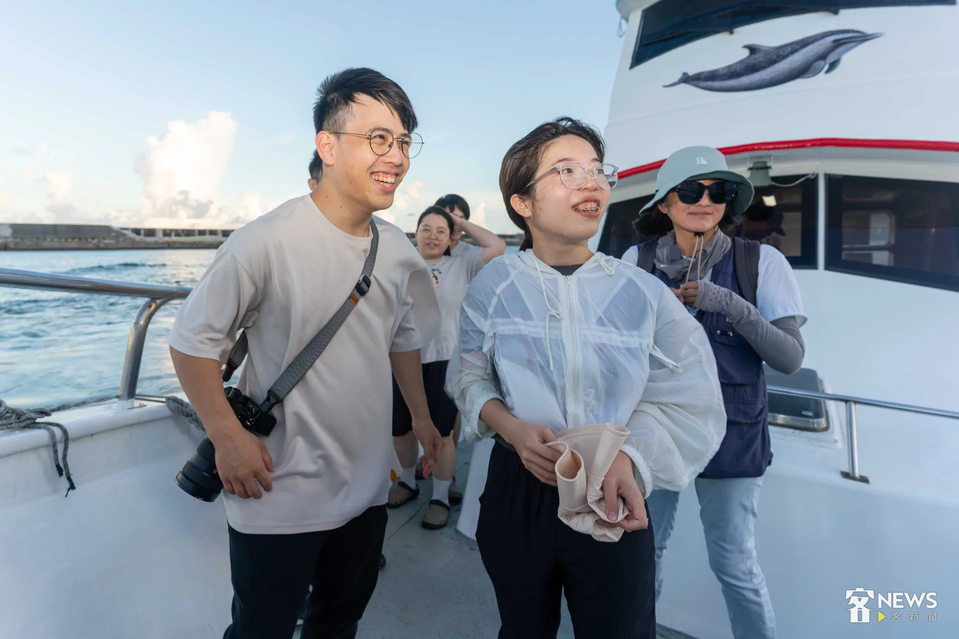 陳紀憲（左）說，客語沒有那麼難懂，遇到困難的詞彙，一旁的劉凱莉（右）也會向他解釋。李台源攝