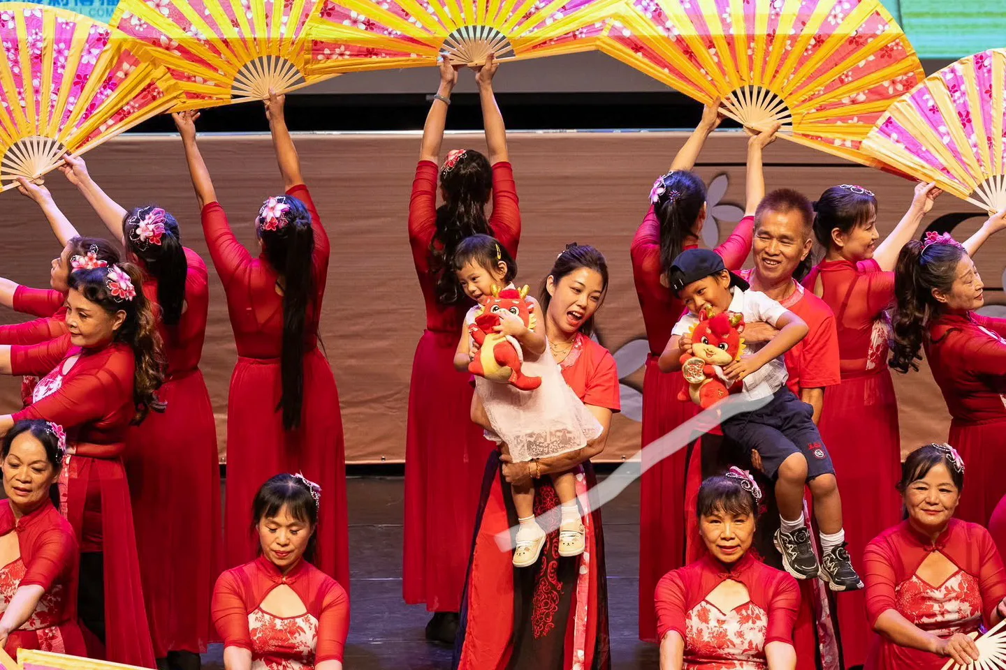 台北市新竹縣同鄉會吉祥如意客家舞蹈班。北市客委會提供