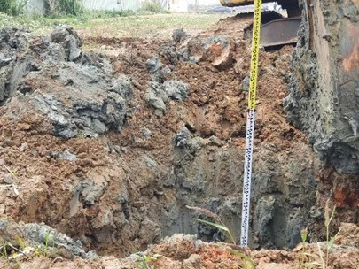 桃園新屋3處農地遭業者吳長烜集團等非法深挖土方，回填廢土。平均深度達4.58公尺，部分點位甚至近7公尺，總面積高達1萬5668平方公尺，總開挖體積超過7萬2300立方公尺。桃園地檢署提供