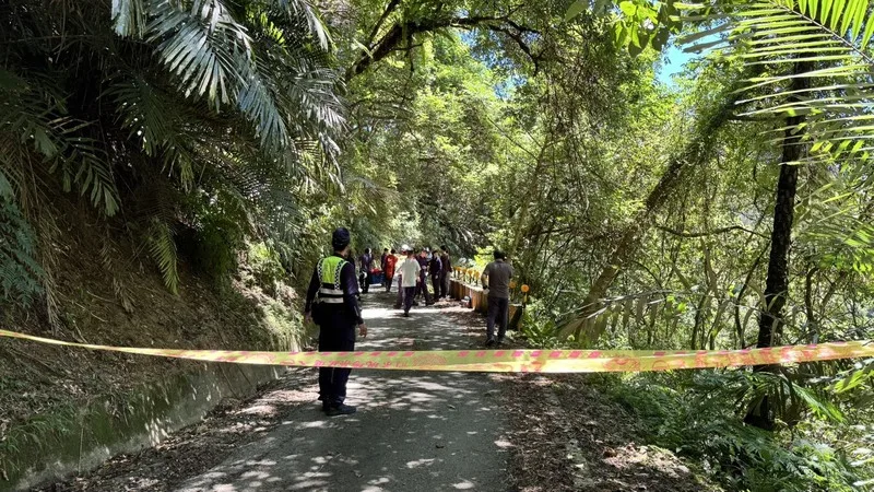 新竹縣竹東一名17歲曾姓少年，因積欠2.5萬元，遭9人押走毆打致死，棄屍宜蘭縣頭城鎮山區，遺體於21日尋獲。圖為棄屍尋獲地點。警方拉起封鎖線。讀者提供