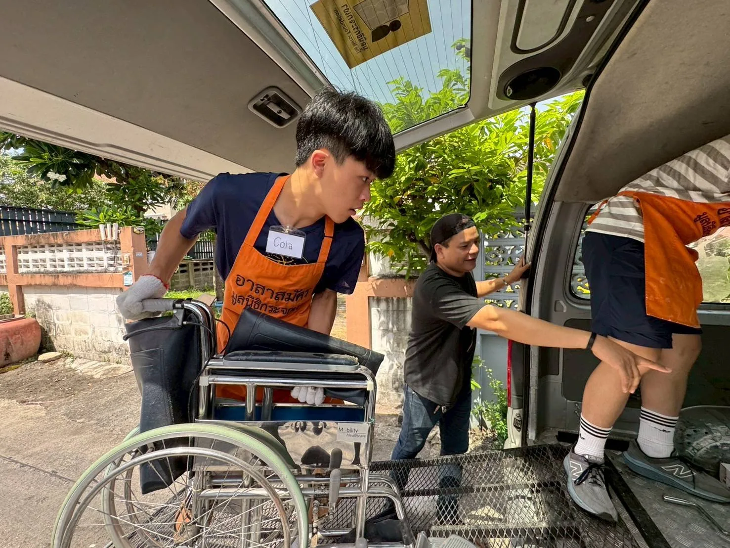 志工團成員整理二手物資。志工團成員準備客家點心牛搵水與泰國學生交流。翻攝自客家青年國際志工服務及海內外客家後生交流營臉書