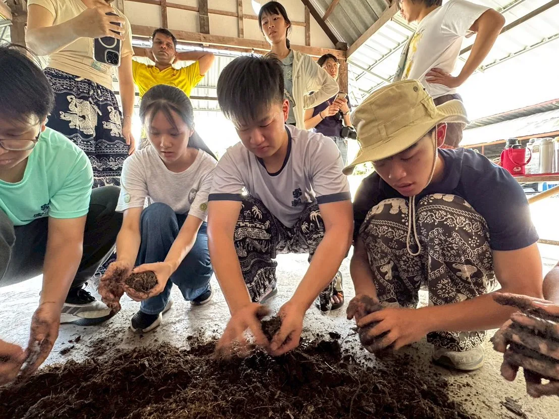 志工服務團成員在泰國進行自立經濟社區服務。翻攝自客家青年國際志工服務及海內外客家後生交流營臉書