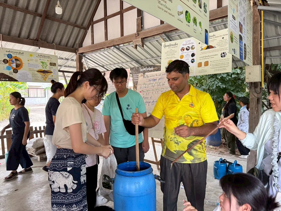 志工服務團成員在泰國進行自立經濟社區服務。翻攝自客家青年國際志工服務及海內外客家後生交流營臉書